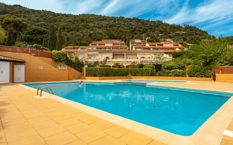 Le Lavandou 136: L'Eau, Nuage, Ciel, Plante, Bâtiment, Piscine, Chaise, Bleu Azur, La Nature, Arbre