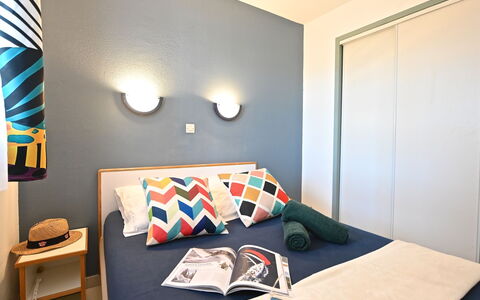 Agay Village Cap Esterel 700: Meubles, Design Intérieur, Chambre, Lit, Plafond, Pièce, Bois, Sol, Sol, Drap De Lit