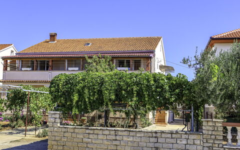 Zorić: Ciel, Plante, Bâtiment, Fenêtre, Lot Terre, Maison, Végétation, Chalet, Zone Rurale, Surface De La Route