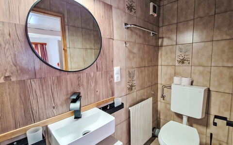 Lamplberg: Luminaire Plomberie, Sol, Lavabo, Design Intérieur, Sol, Salle De Bains, Évier, Robinet, Pièce, Plomberie