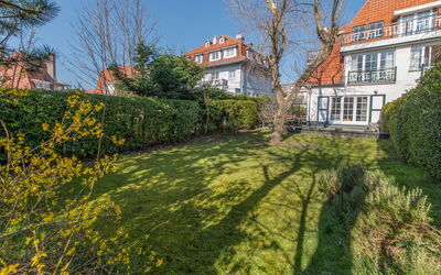 Jong & Blij 2 Ground Floor with Garden 410.2: Plante, Ciel, Bâtiment, Propriété, Fenêtre, La Nature, Paysage Naturel, Feuille, Maison, Arbre