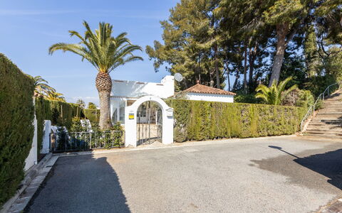 El Dorado Playa - Villa Barre: L'Eau, Ciel, Bâtiment, Bleu Azur, Montagne, Arbre, Architecture, Plan D'Eau, Lac, Quartier