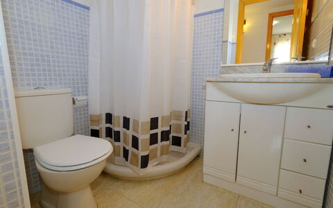 Pasarela: Miroir, Armoire De Toilette, Luminaire Plomberie, Robinet, Propriété, Évier, Cabinetry, Violet, Produit, Salle De Bains