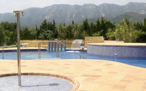 Golden Beach: L'Eau, Ciel, Bâtiment, Bleu Azur, Montagne, Arbre, Architecture, Plan D'Eau, Lac, Quartier