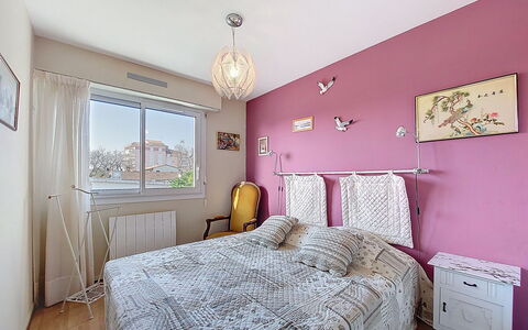 Le Garden: Lit, Meubles, Design Intérieur, Literie, Chambre, Drap De Lit, Mur, Sol, Sol, Linge