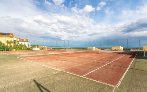 Le Grand Large: Nuage, Ciel, Plante, Surface De La Route, Asphalte, Bâtiment, Herbe, Paysage, Horizon, Complexe Sportif