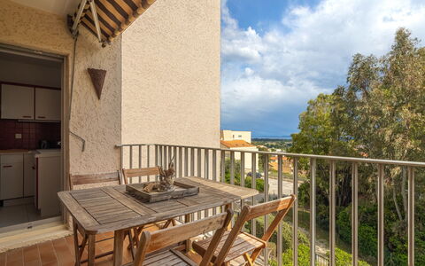 Le Grand Large: Nuage, Meubles, Ciel, Bâtiment, Table, Bois, Ombre, Plante, Chalet, Porche