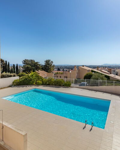 Le Grand Large: L'Eau, Ciel, Plante, Propriété, Piscine, Bâtiment, Bleu Azur, Ombre, Rectangle, Arbre