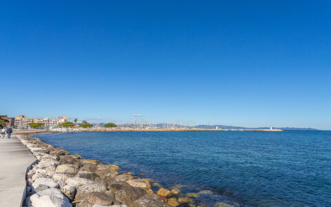 Hyères 203: Bleu, L'Eau, Ressources En Eau, Plan D'Eau, Côte, Roche, Cotiers Et Relief Océaniques, Horizon, Voie Navigable, Mer