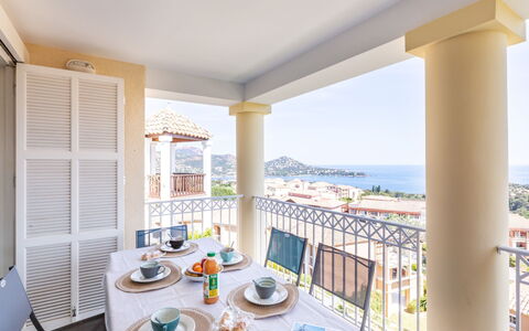 Agay Village Cap Esterel 600: Meubles, Table, Propriété, Vaisselle, Ciel, Fenêtre, Bâtiment, Bleu Azur, Chaise, Ombre