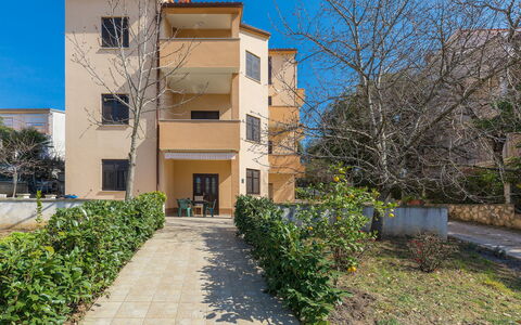 Joy: L'Eau, Ciel, Bâtiment, Bleu Azur, Montagne, Arbre, Architecture, Plan D'Eau, Lac, Quartier