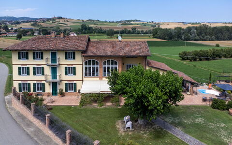La Bell'Aria: Ciel, Montagne, Jour, Bâtiment, Plante, Paysage Naturel, Maison, Végétation, Montagnes, Arbre