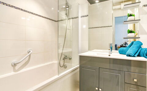 Le Corbier 120: Tete De Douche, Propriété, Robinet, Luminaire Plomberie, Douche, Produit, Cabinetry, Salle De Bains, Panneau De Douche, Porte De Douche