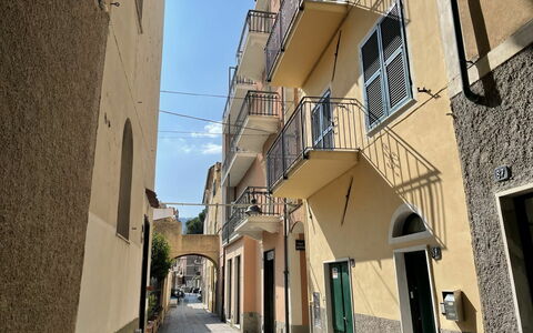Tra Sole e Mare: L'Eau, Ciel, Bâtiment, Bleu Azur, Montagne, Arbre, Architecture, Plan D'Eau, Lac, Quartier
