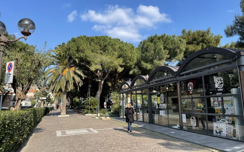 Tra Sole e Mare: L'Eau, Ciel, Bâtiment, Bleu Azur, Montagne, Arbre, Architecture, Plan D'Eau, Lac, Quartier