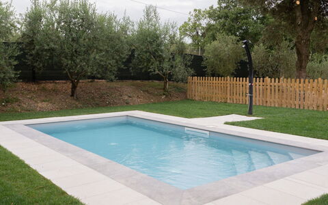 Villa le Pine: L'Eau, Propriété, Plante, Rectangle, Piscine, Ciel, Herbe, Loisir, Arbre, Composite