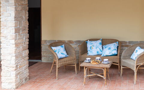 Villa le Pine: Meubles, Bâtiment, Table, Chaise, Bois, Mobilier De Jardin, Sol, Salon, Sol, Dur