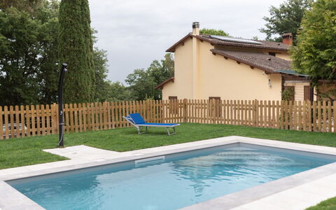 Villa le Pine: L'Eau, Ciel, Plante, Piscine, Bâtiment, Arbre, Ombre, Herbe, Loisir, Paysage