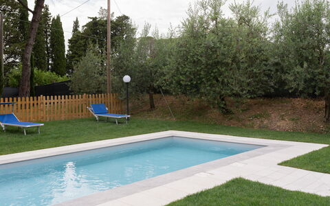 Villa le Pine: L'Eau, Plante, Piscine, Ciel, Ombre, Rectangle, Herbe, Mobilier De Jardin, Loisir, Immobilier