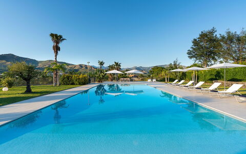 Villa Diodoro: L'Eau, Ciel, Propriété, Plante, Piscine, Bleu Azur, Arbre, Ombre, Mobilier De Jardin, Loisir