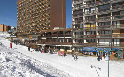 Le Corbier 300: Bâtiment, Ciel, Fenêtre, Neige, Skyscraper, Design Urbain, Maison, Bloc Tour, Condominium, Quartier