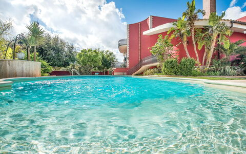 Villa Rossana: L'Eau, Nuage, Plante, Bâtiment, Jour, Propriété, Ciel, Piscine, Arbre, Maison