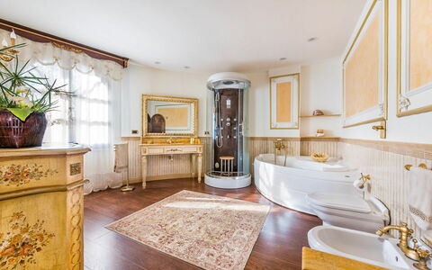 Villa Rossana: Cabinetry, Meubles, Table, Cadre, Comptoir, Plante, Cuisine, Tiroir, Pot De Fleur, Bois