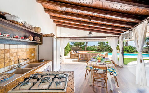 Villa Rossana: Table, Propriété, Plante, Bâtiment, Design Intérieur, Bois, Architecture, Chaise, Sol, Ombre