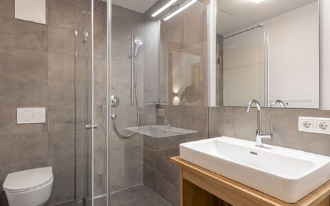 Uttendorf 700: Miroir, Robinet, Évier, Luminaire Plomberie, Lavabo, Salle De Bains, Design Intérieur, Éclairage, Bâtiment