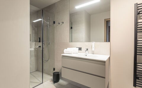 Westendorf 400: Miroir, Évier, Luminaire Plomberie, Robinet, Bâtiment, Salle De Bains, Lavabo, Design Intérieur, Sol