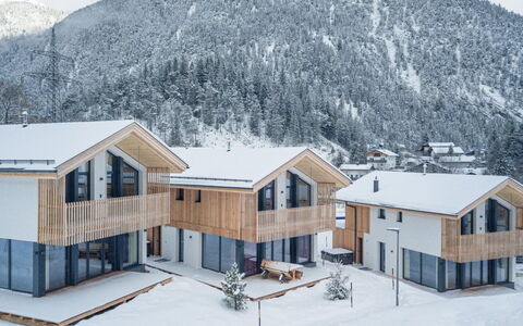 Biberwier 200: Ciel, Nuage, Fenêtre, Montagne, Neige, Bâtiment, Pente, Arbre, Maison, Chalet