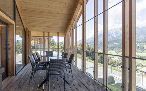 Haus 160: Ciel, Bâtiment, Fenêtre, Plante, Chaise, Porche, Design Intérieur, Bois, Nuage, Maison