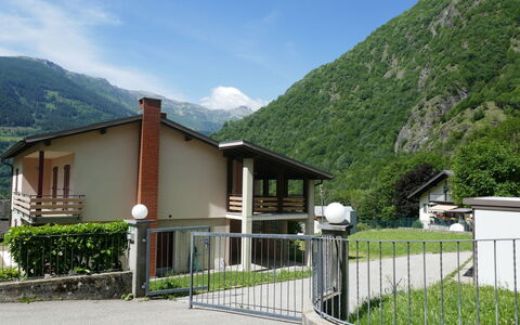 Terry: Ciel, Montagne, Plante, Nuage, Propriété, Écorégion, Montagnes, Clôture, Lot Terre, Bâtiment