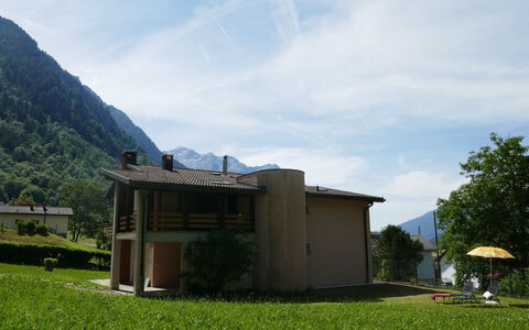 Terry: Nuage, Ciel, Plante, Bâtiment, Parapluie, Montagne, Arbre, Lot Terre, Ombre, Chalet