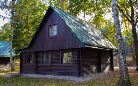 Hradec Kralove 1: Plante, Bâtiment, Arbre, Bois, Maison, Fenêtre, Biome, Chalet, Paysage Naturel, Herbe