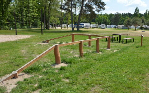 Hradec Kralove 2: Bâtiment, Plante, Propriété, Fenêtre, Lot Terre, Design Urbain, Paysage, Quartier, Herbe, Loisir