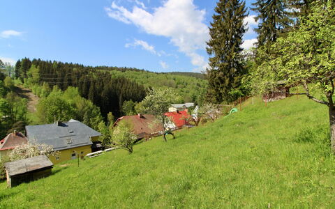 Hillside Lodge & Garden: L'Eau, Plante, Bâtiment, Jour, Propriété, Ciel, Piscine, Bleu Azur, Arbre, Plan D'Eau