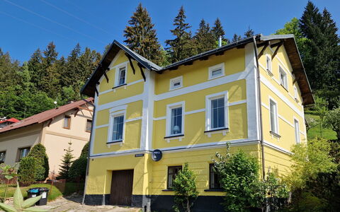 Hillside Lodge & Garden: Plante, Ciel, Bâtiment, Fenêtre, Arbre, Maison, Zone Résidentielle, Herbe, Chalet, Siding