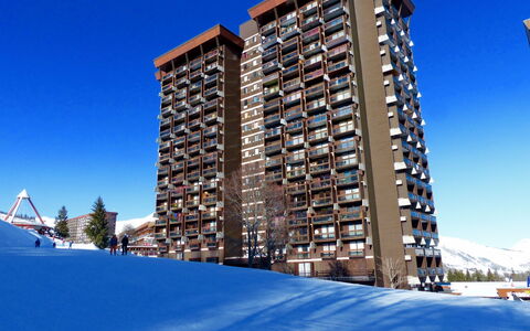 Le Corbier 800: Ciel, Bâtiment, Propriété, Bleu, Neige, Fenêtre, Bloc Tour, Maison, Condominium, Design Urbain