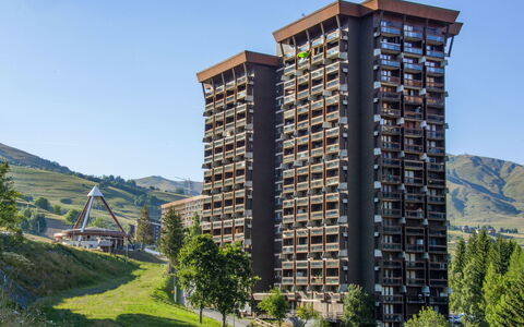 Le Corbier 800: Ciel, Bâtiment, Plante, Jour, Montagne, Bloc Tour, Arbre, Design Urbain, Condominium, Biome