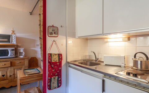 Le Corbier 800: Evier, Cabinetry, Évier, Bâtiment, Comptoir, Bois, Cuisine, Appareil De Cuisine, Électroménager, Cuisinière