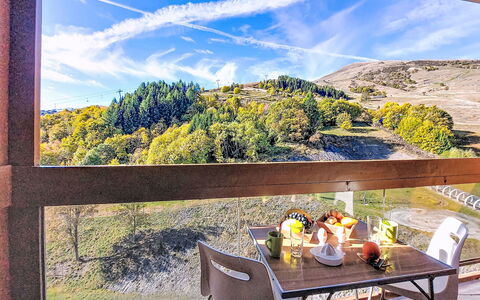 Le Corbier 800: Chaise, Tache De Bois, Balcon, Table Basse, Eco Hôtel