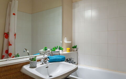 Le Corbier 800: Miroir, Robinet, Lavabo, Évier, Luminaire Plomberie, Propriété, Salle De Bains, Design Intérieur, Bâtiment