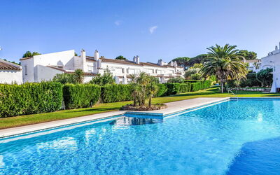 Pals 1724: Piscine, Biens, Recours, Jardin, Manoir, Aménagement Paysager, Ombre, Hacienda, Villa, Cour