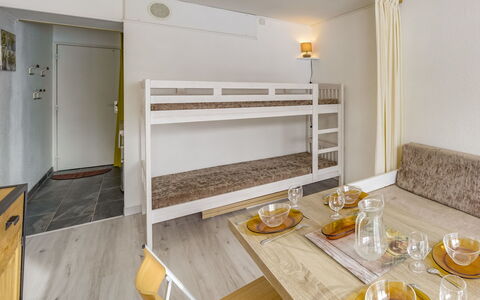 Le Corbier 100: Aliments, Vaisselle, Meubles, Table, Bâtiment, Bois, Cabinetry, Maison, Design Intérieur, Jaune