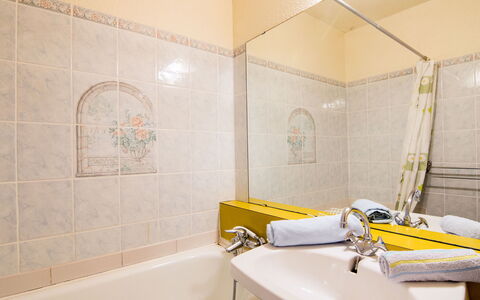 Le Corbier 100: Baignoire, Luminaire Plomberie, Robinet, Propriété, Salle De Bains, Éclairage, Design Intérieur, Lavabo, Sol