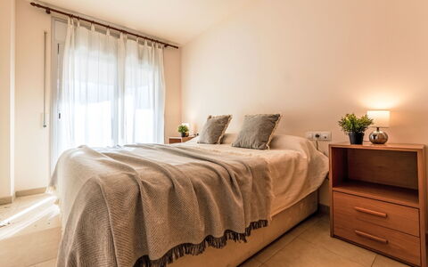 Deltamar: Lit, Meubles, Design Intérieur, Literie, Chambre, Sol, Sol, Drap De Lit, Mur, Pièce
