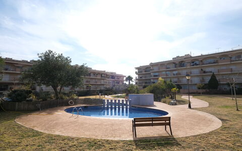 Golden Beach: L'Eau, Nuage, Ciel, Plante, Bâtiment, Arbre, Loisir, Paysage, Design Urbain, Piscine