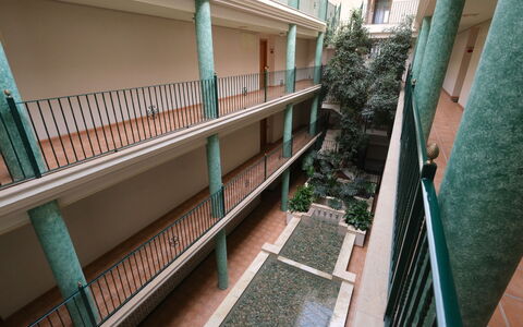 Golden Beach: Bâtiment, Plante, Bois, Design Urbain, Clôture, Zone Résidentielle, Immobilier, Maison, Façade, Fenêtre