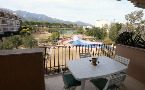 Golden Beach: Ciel, Table, Propriété, Meubles, Nuage, Bâtiment, Plante, Bois, Chaise, Mobilier De Jardin